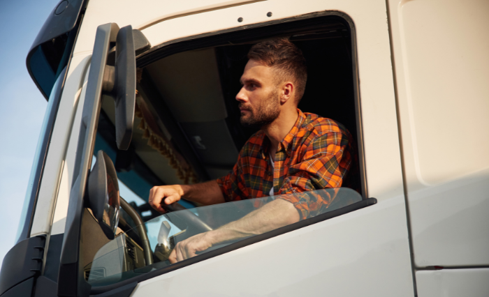 Caminhoneiro dirigindo caminhão