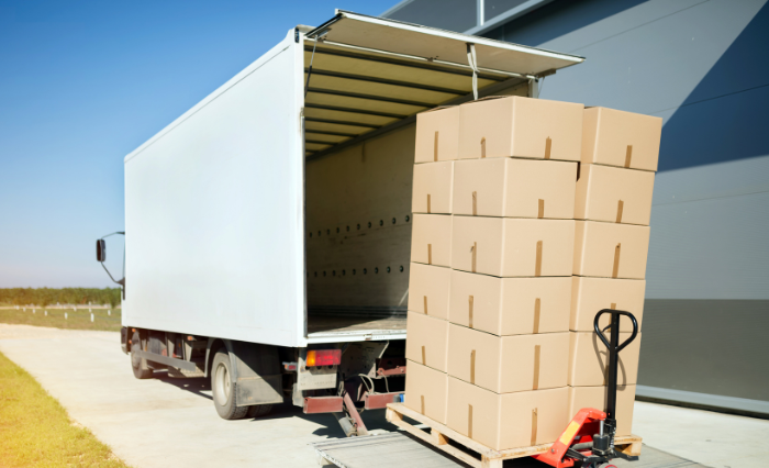 caminhão com cargas farcionadas